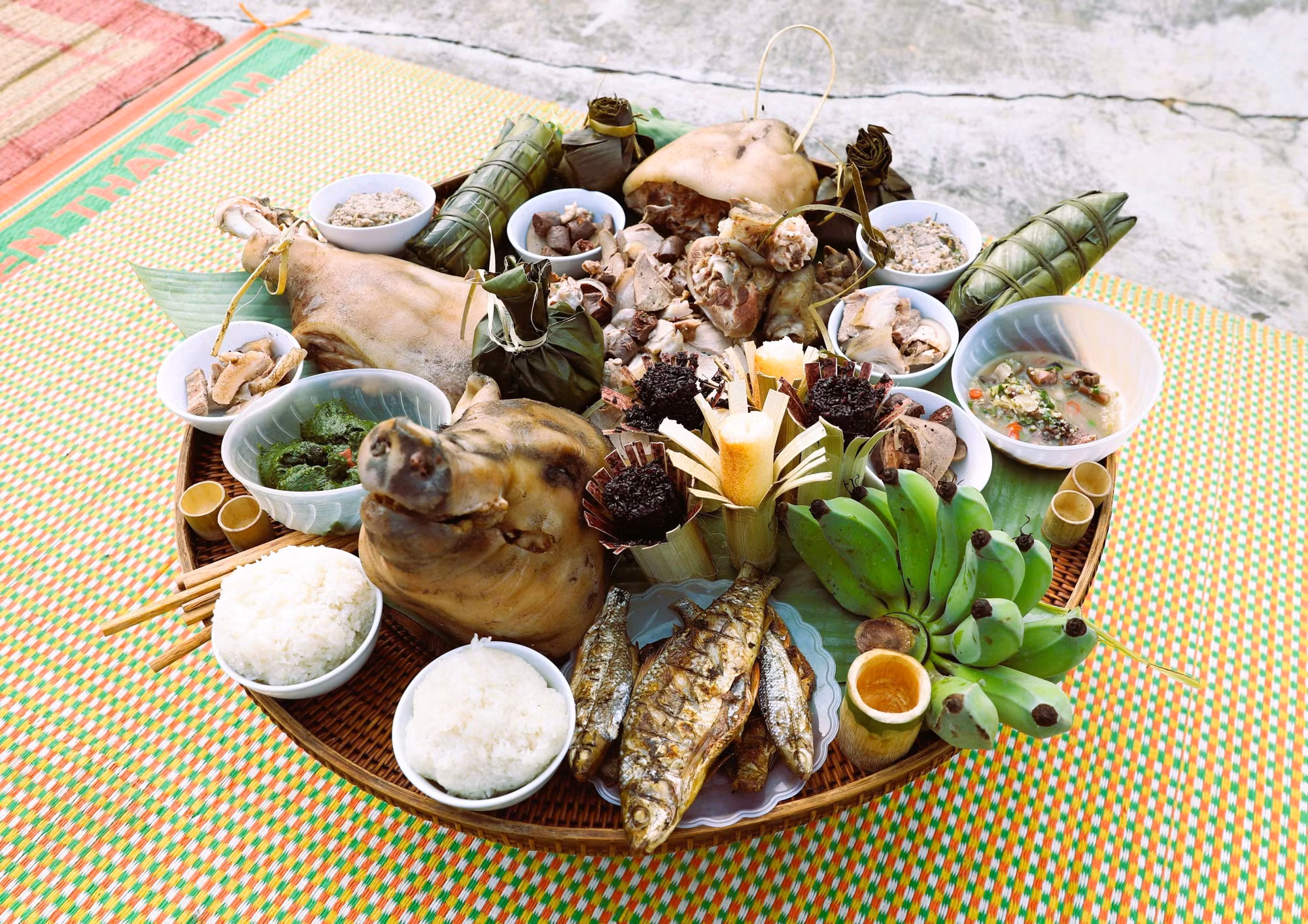 Mâm cúng thần Sấm trong lễ đón tiếng sấm đầu năm của đồng bào dân tộc Ơ Đu gồm có đầu lợn luộc, cá suối nướng, các loại thịt luộc, cơm lam màu tím, rượu trắng đựng trong ống nứa, rêu đá, nải chuối và nhiều món ăn truyền thống, đặc trưng riêng có của đồng bào dân tộc Ơ Đu.