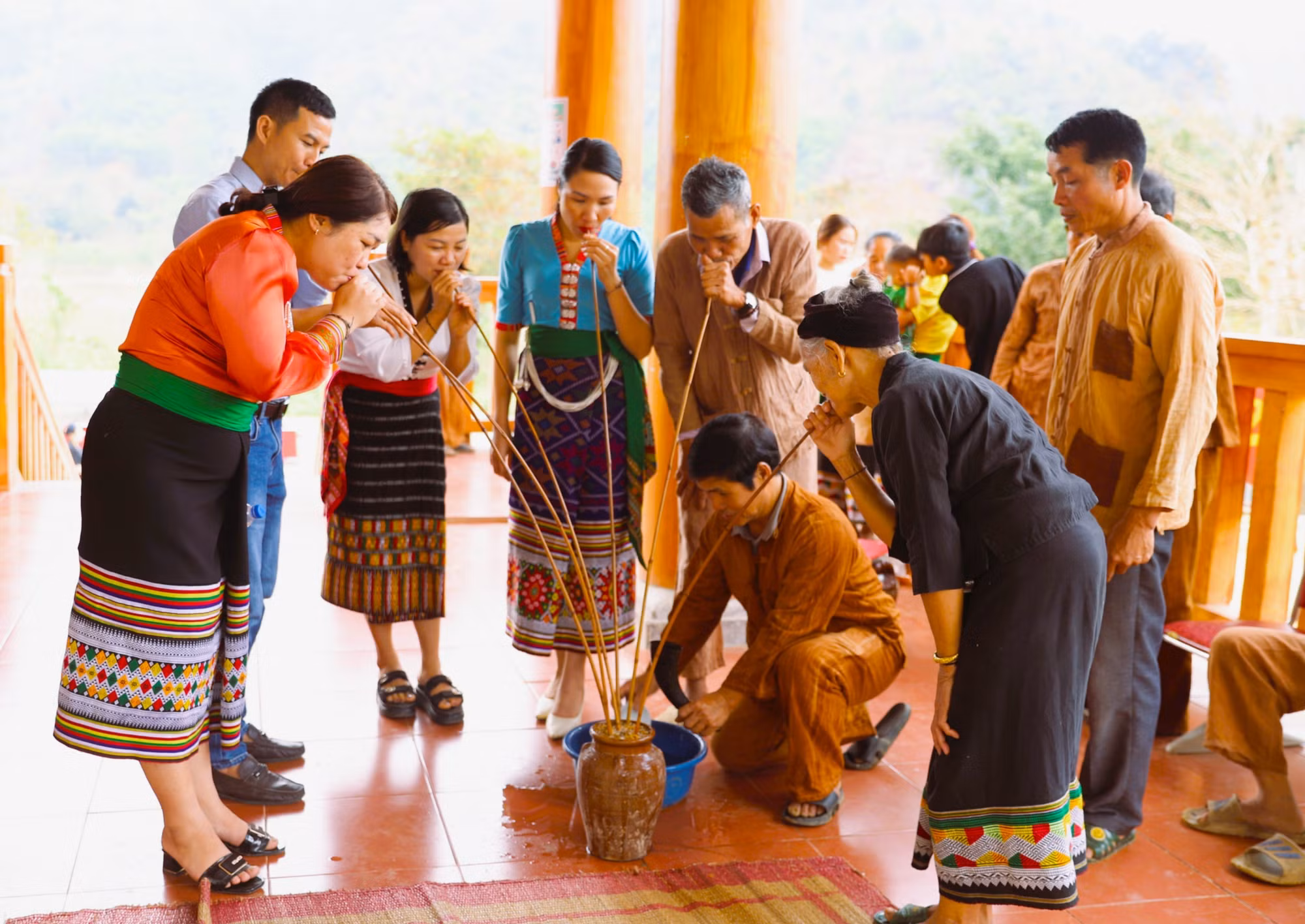 Kết thúc nghi thức cúng bản, người dân tổ chức thụ hưởng lễ, uống rượu cần trước lúc tổ chức lễ đón tiếng sấm đầu năm.