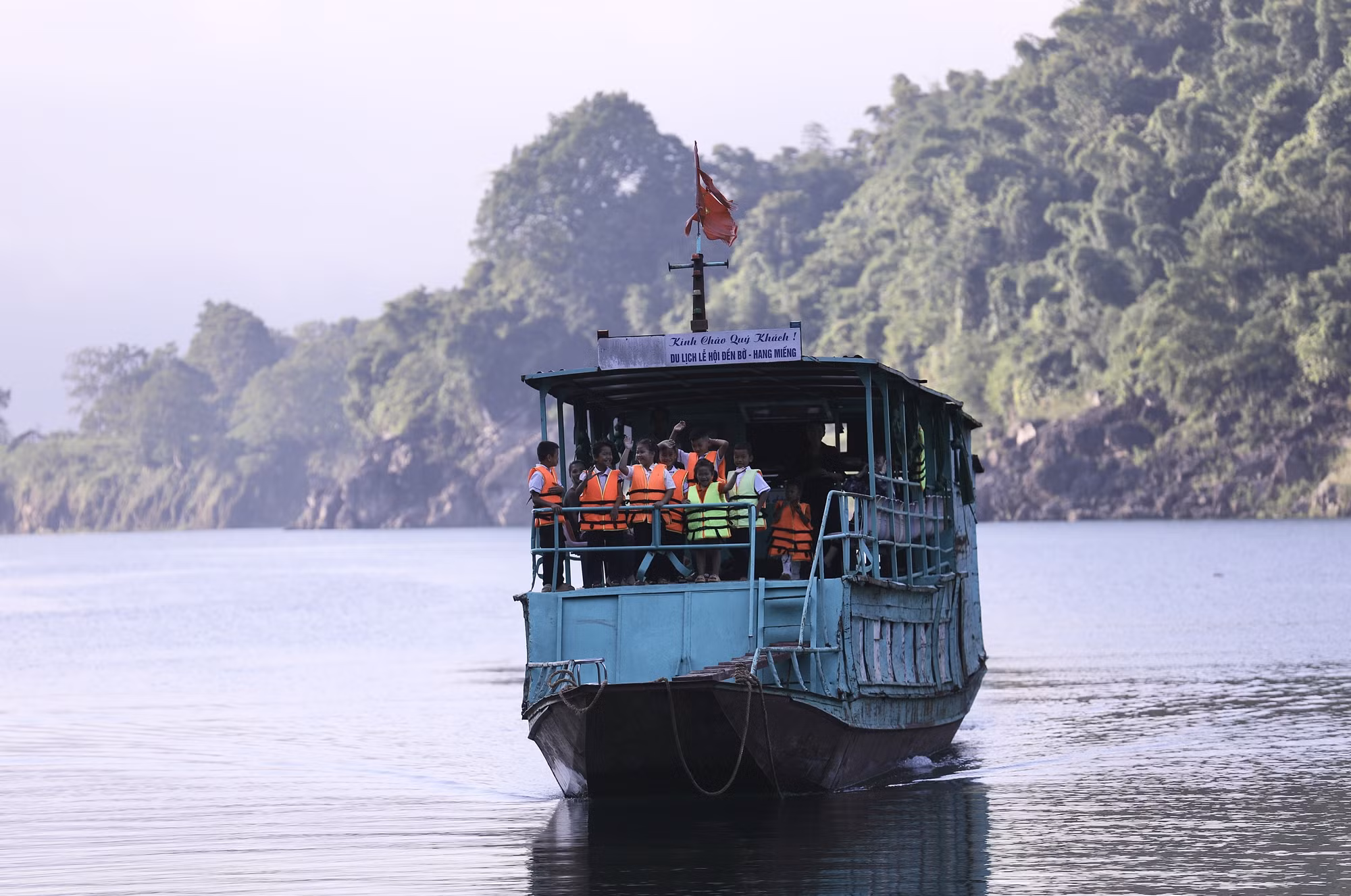 Học sinh trường Trường PTDTBT TH&amp;THCS Vầy Nưa vượt sông đến trường dự khai giảng năm học mới tại xã Tiền Phong.