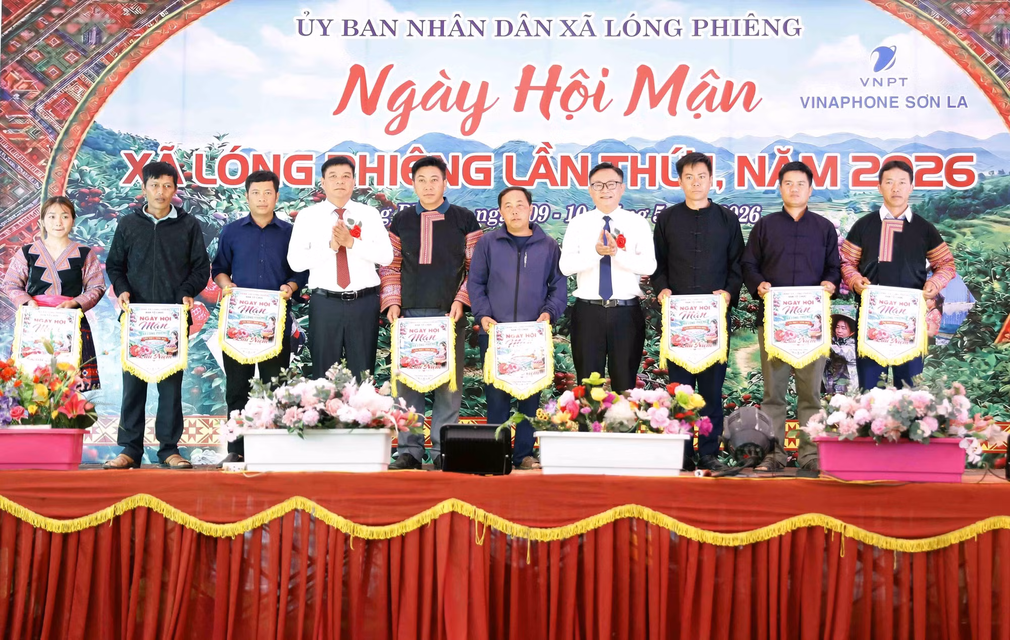 Lãnh đạo xã Lóng Phiêng trao cờ lưu niệm cho đại diện các bản tham gia Ngày hội.