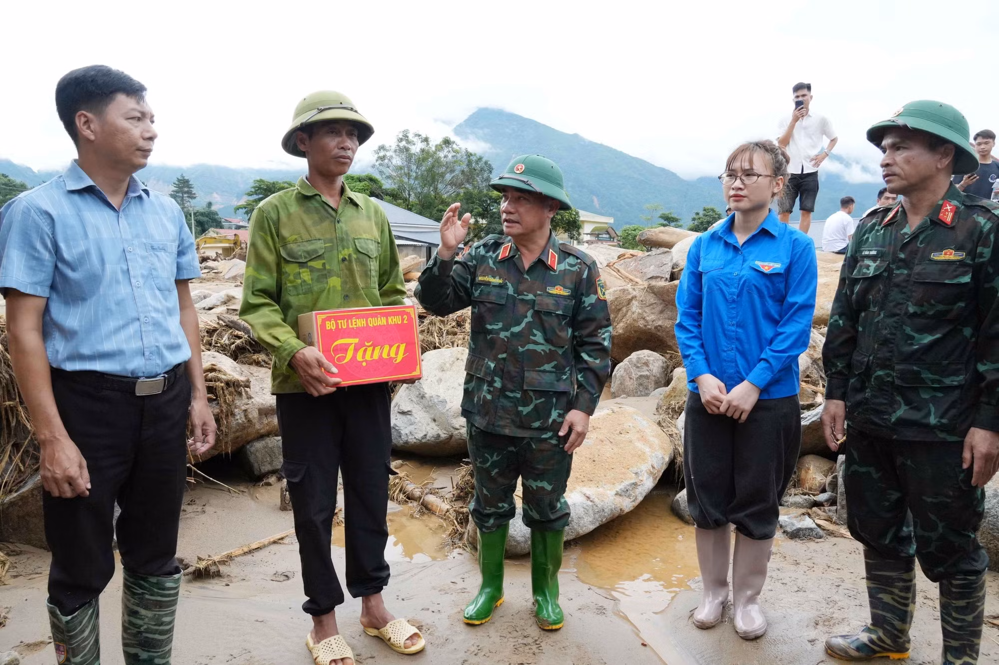 Thiếu tướng Nguyễn Đăng Khải, Phó Tư lệnh tham mưu trưởng Quân khu 2 chia sẻ những mất mát với các gia đình ở tại xã Mường Than.