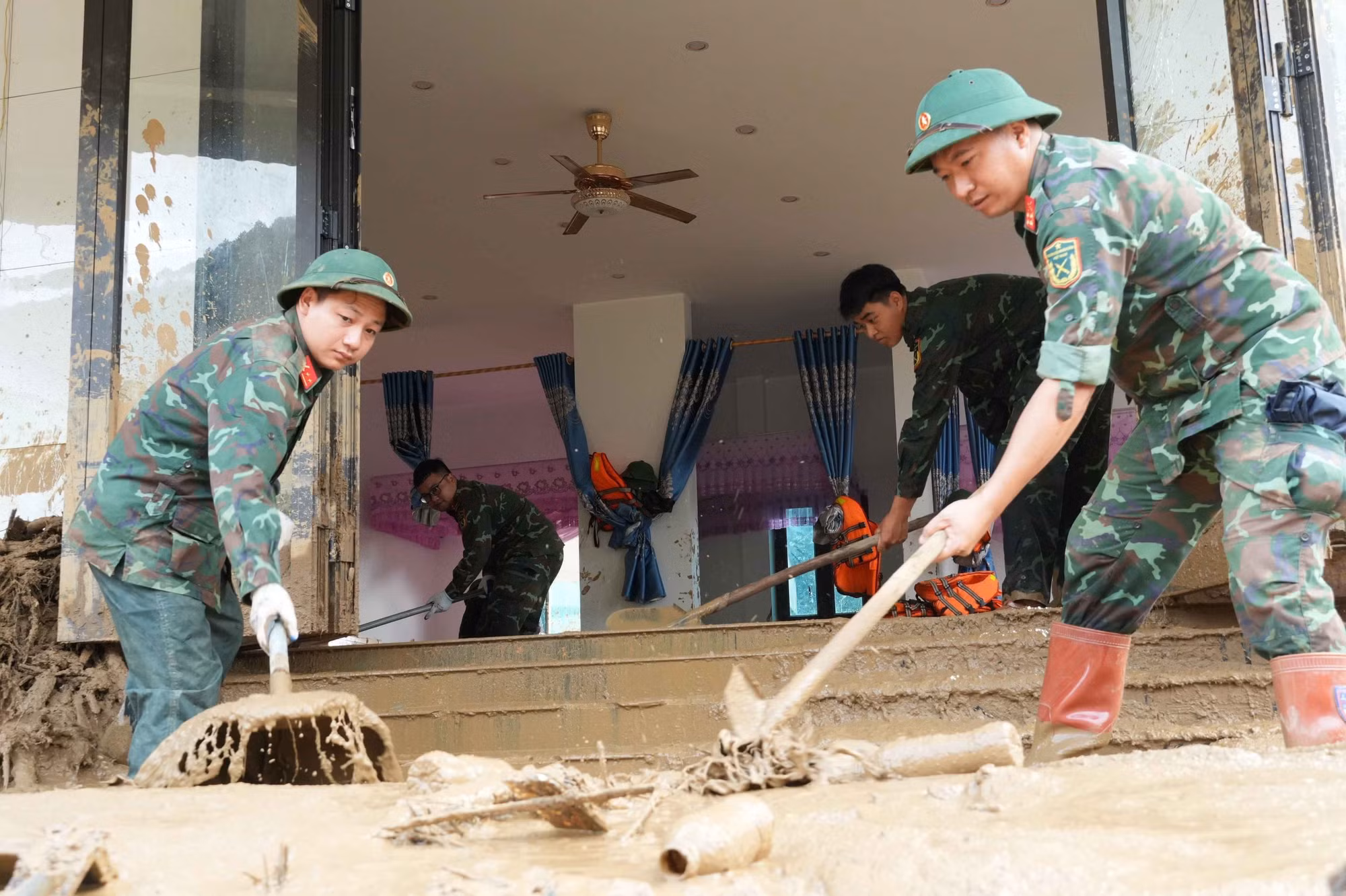 Các chiến sĩ Bộ đội Cụ Hồ miệt mài giúp dân khắc phục hậu quả thiên tai.