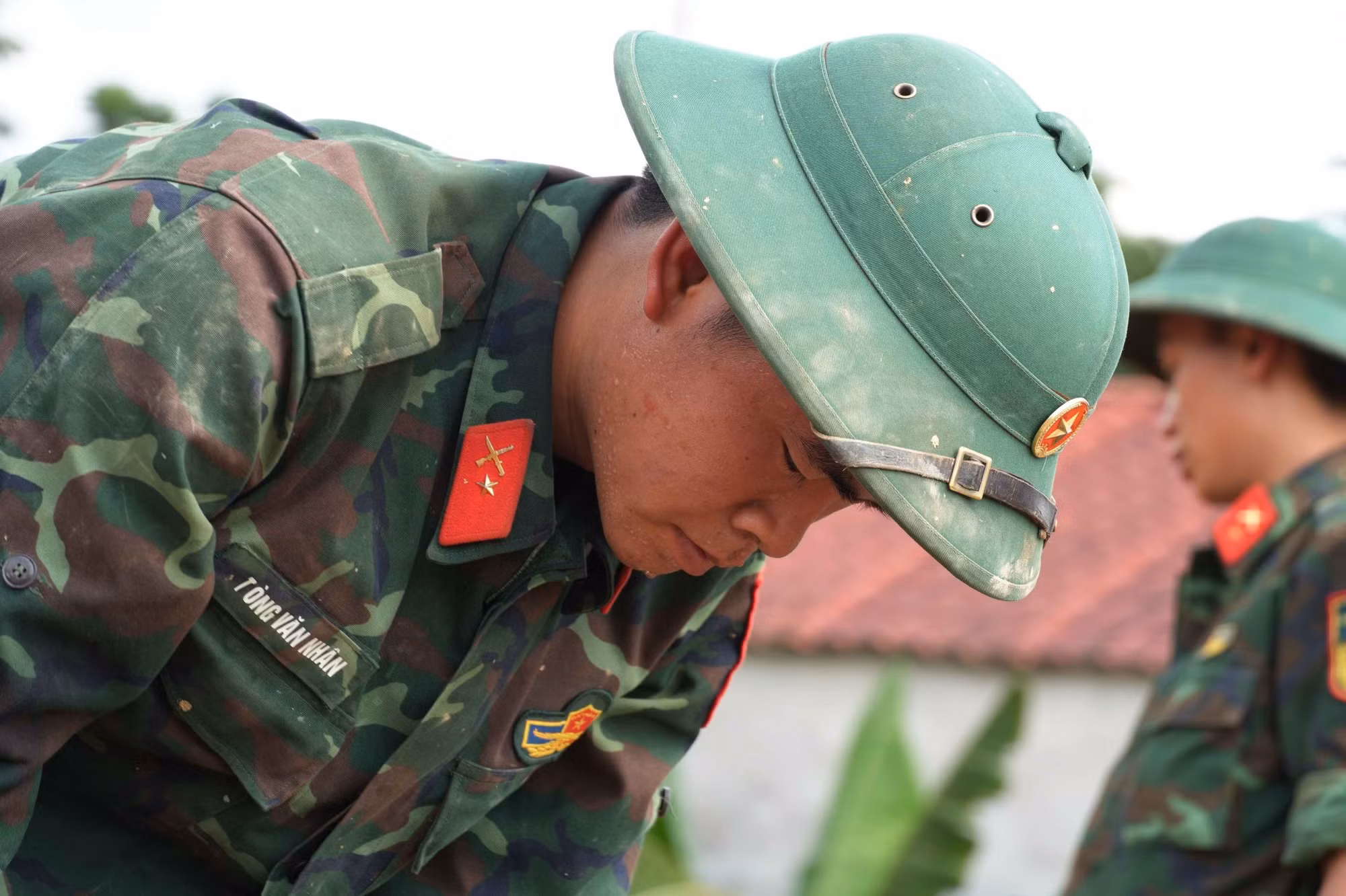 Khuôn mặt đen sạm của chiến sĩ Tòng Văn Nhân sau bao ngày dầm mưa, phơi nắng giúp dân vùng lũ Mường Than.