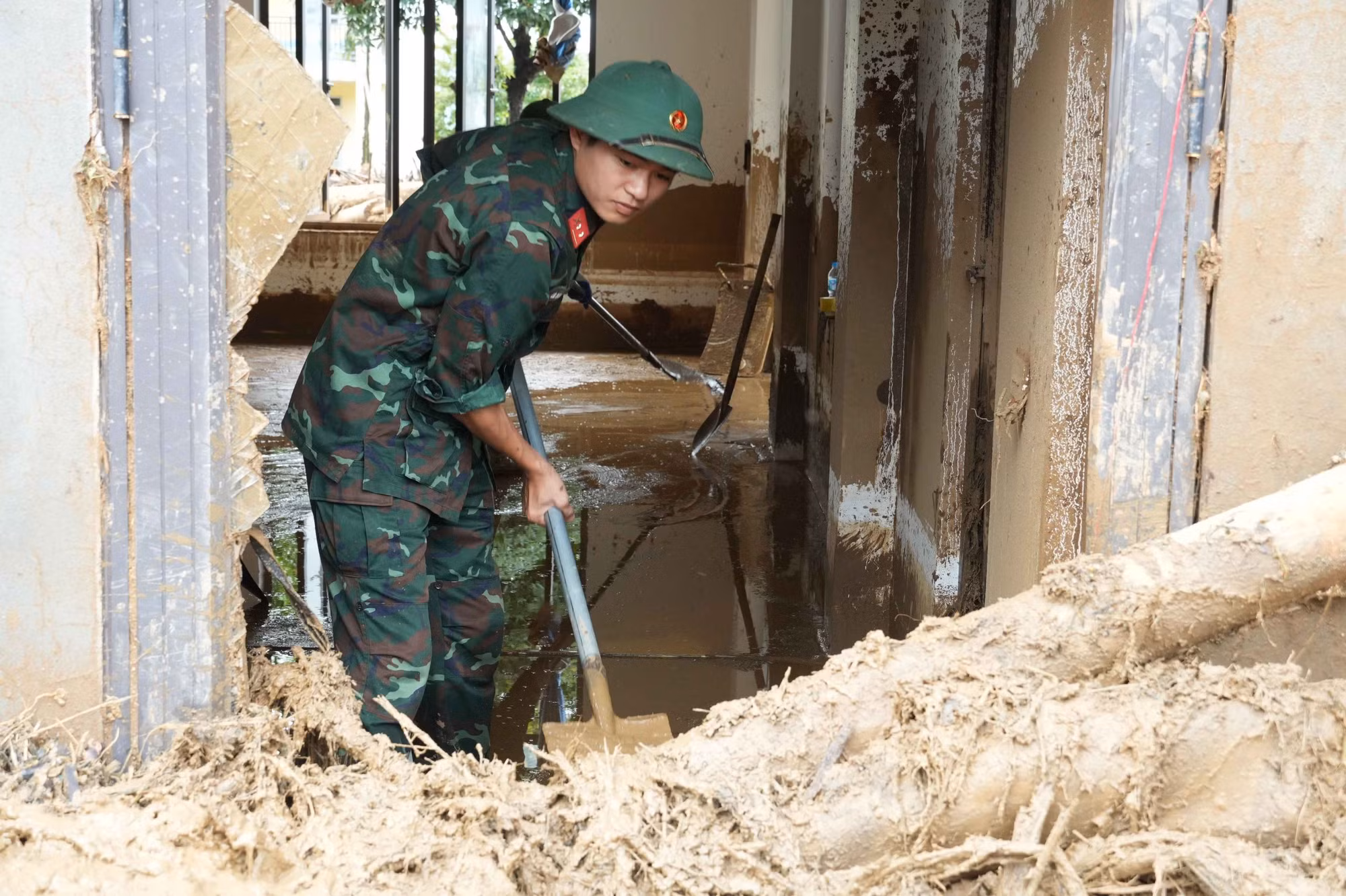 Nơi nào khó khăn nhất, vất vả nhất luôn có mặt bộ đội.