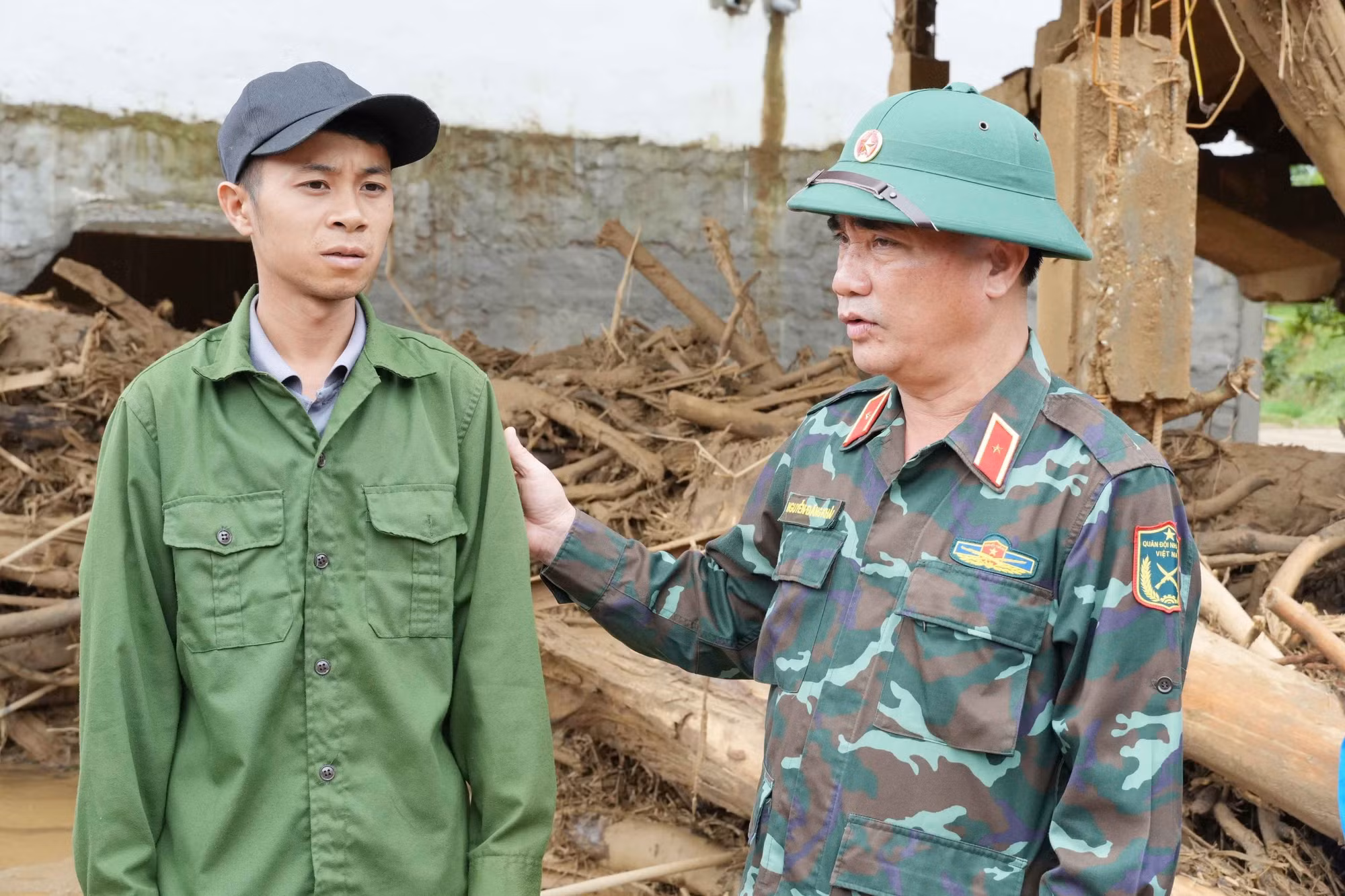Thiếu tướng Nguyễn Đăng Khải, Phó Tư lệnh tham mưu trưởng Quân khu 2, chia sẻ những mất mát với các gia đình ở tại xã Mường Than.