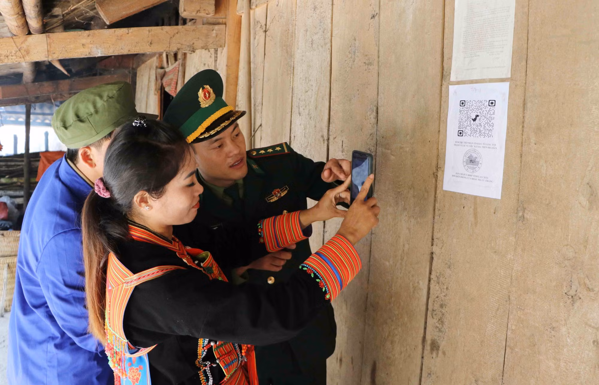 Cán bộ, chiến sĩ Đồn Biên phòng cửa khẩu Ma Lù Thàng (Lai Châu) hướng dẫn bà con khai báo thông tin tội phạm qua hòm thư ẩn danh.
