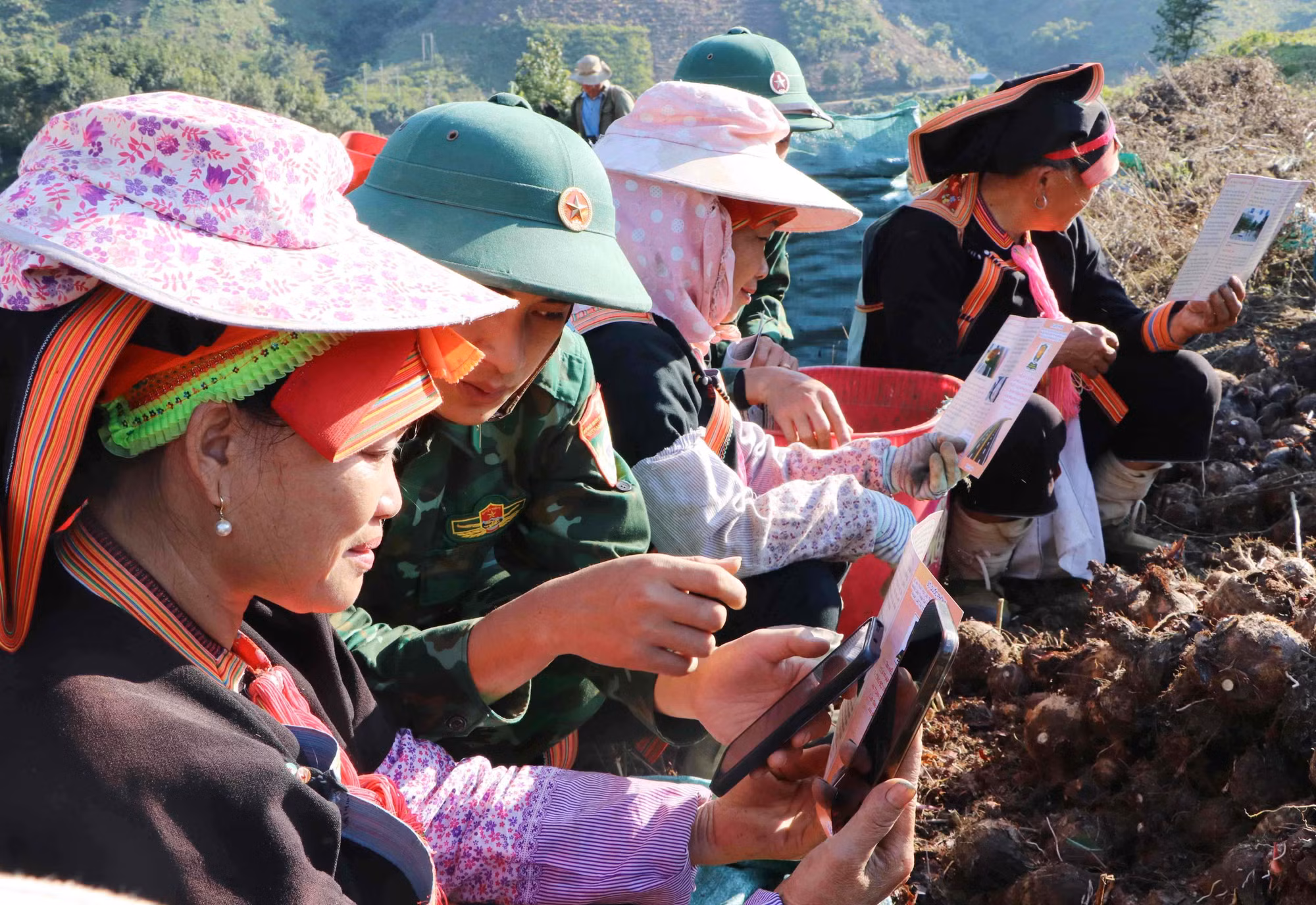 Cán bộ, chiến sĩ Đồn Biên phòng cửa khẩu Ma Lù Thàng (Lai Châu) đến tận nương hướng dẫn bà con kỹ năng số tại bản Hùng Pèng, xã Phong Thổ.