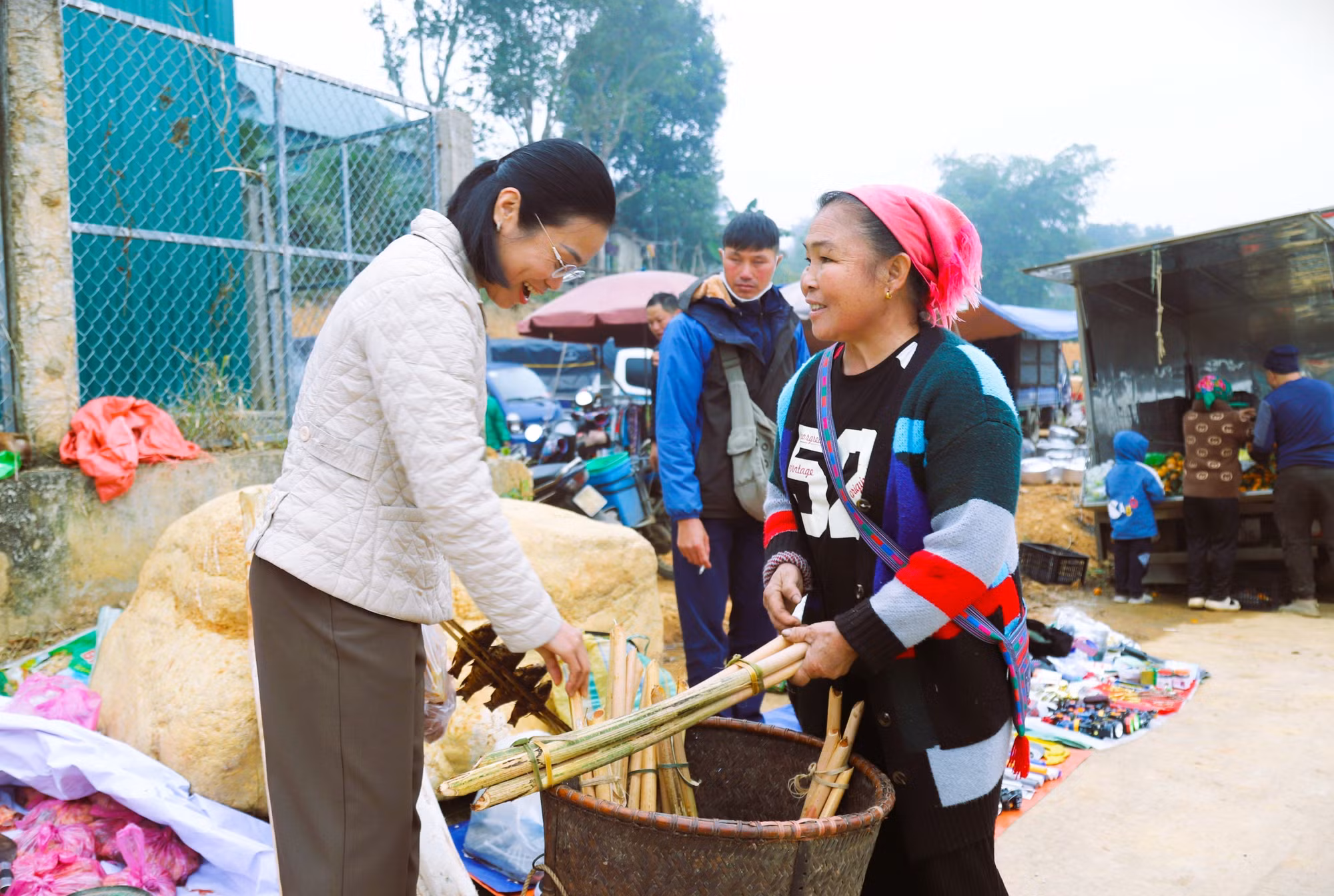 Người dân ở các bản rẻo cao, trên núi đựng các loại sản vật đặc trưng, truyền thống trong các gùi khi mang xuống chợ phiên để bán buôn.