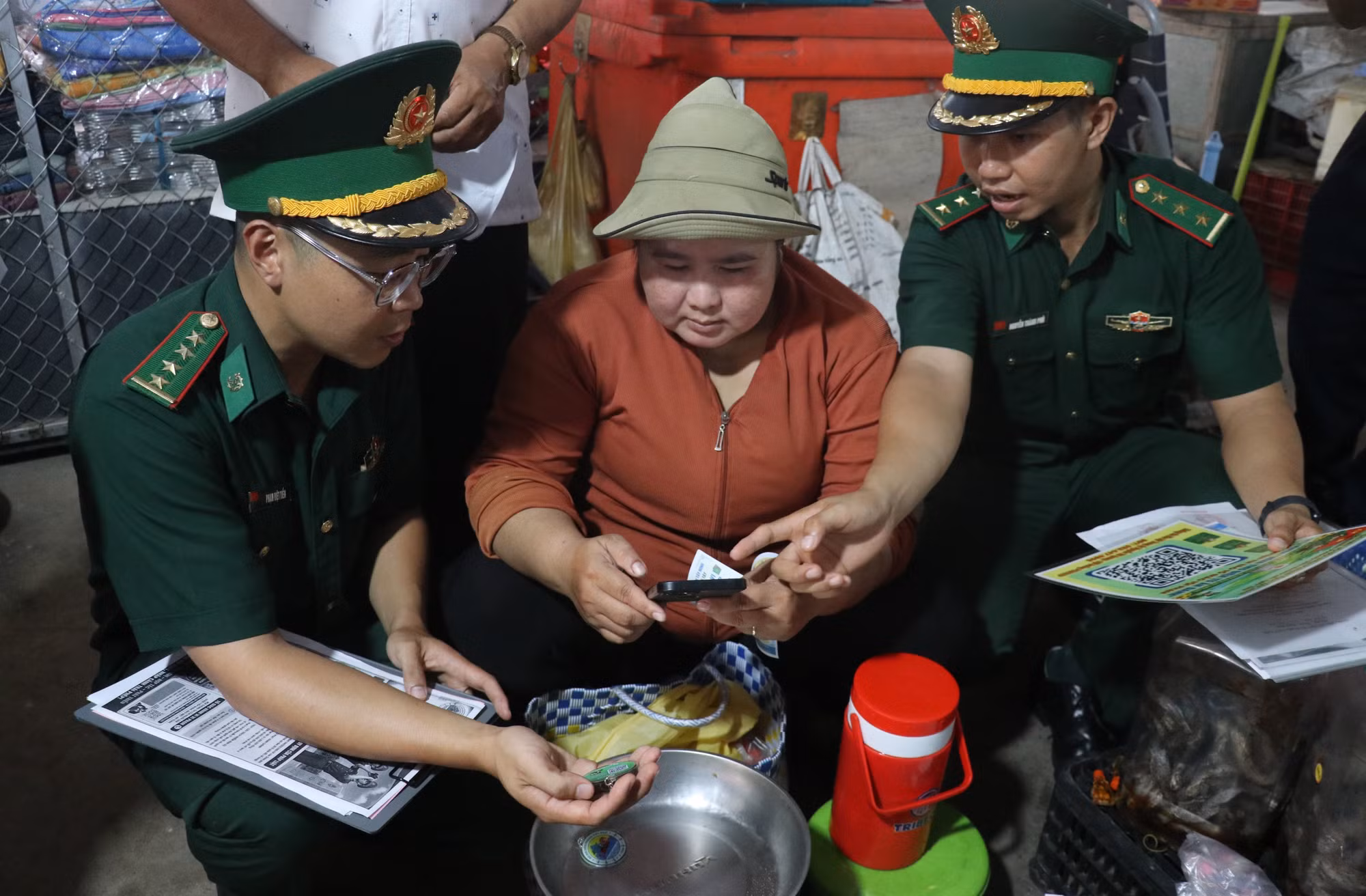 Cán bộ, chiến sĩ Bộ đội Biên phòng vận động người dân nâng cao cảnh giác, kịp thời thông tin cho lực lượng chức năng khi phát hiện dấu hiệu bất thường trên địa bàn.