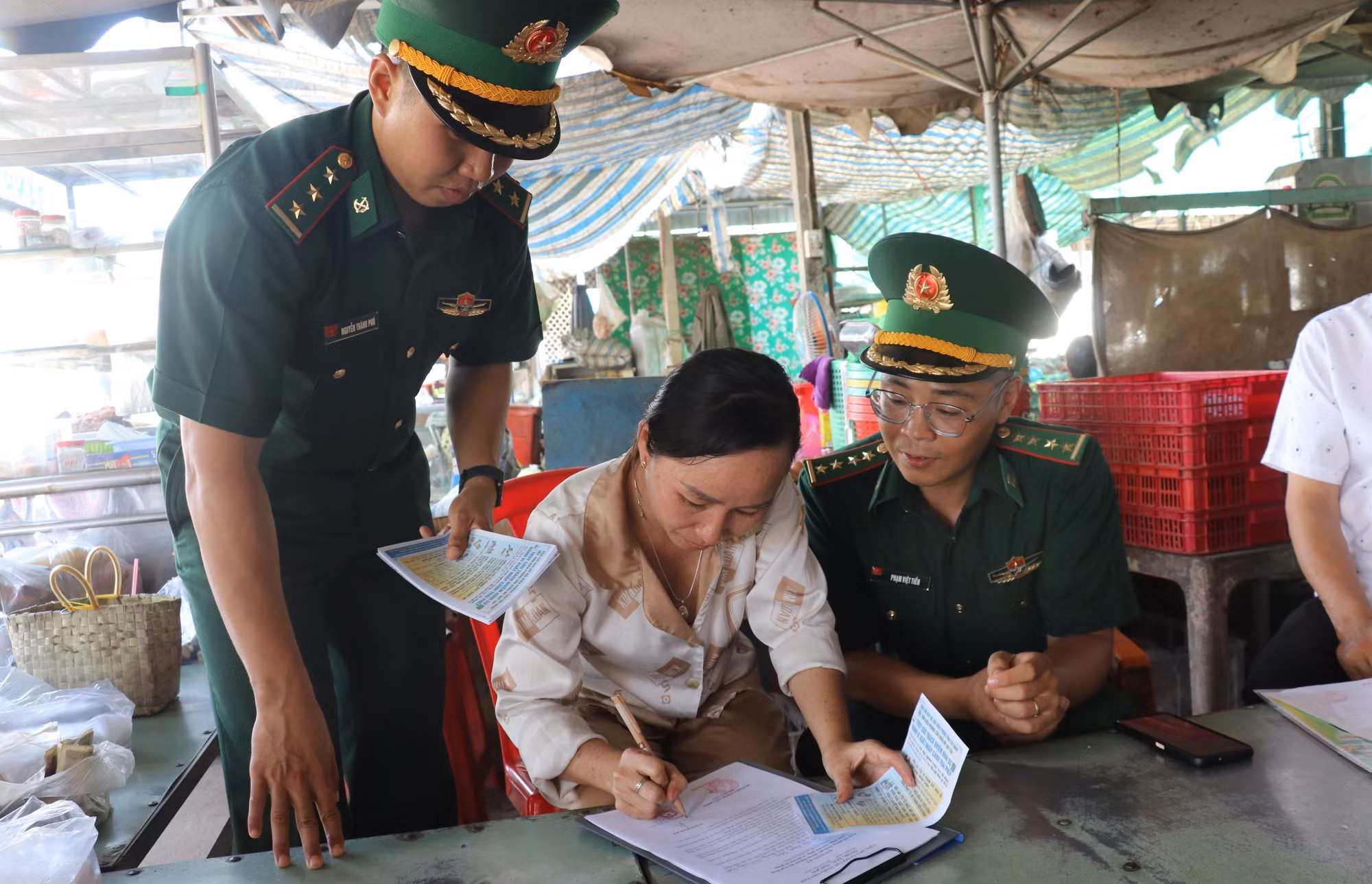 Người dân ký cam kết chấp hành các quy định về quản lý, bảo vệ biên giới, không tham gia hoặc tiếp tay cho các hoạt động vi phạm pháp luật.