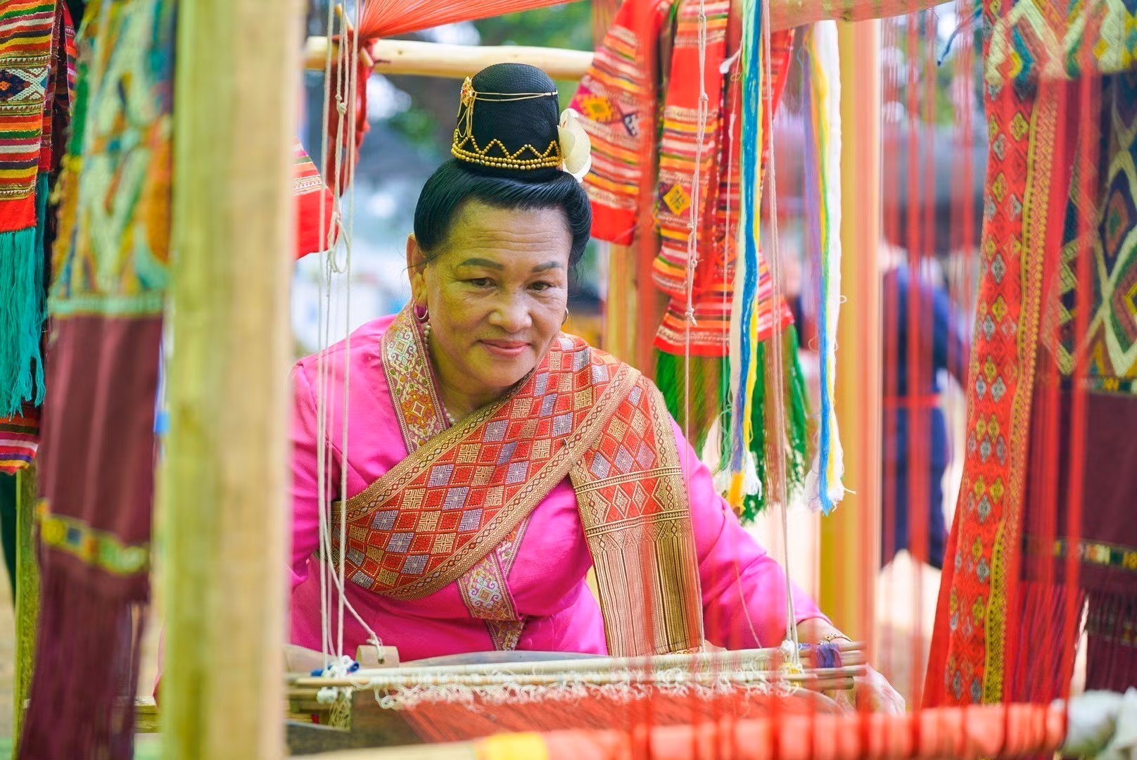 Giới thiệu nghề dệt thổ cẩm truyền thống của dân tộc Lào.