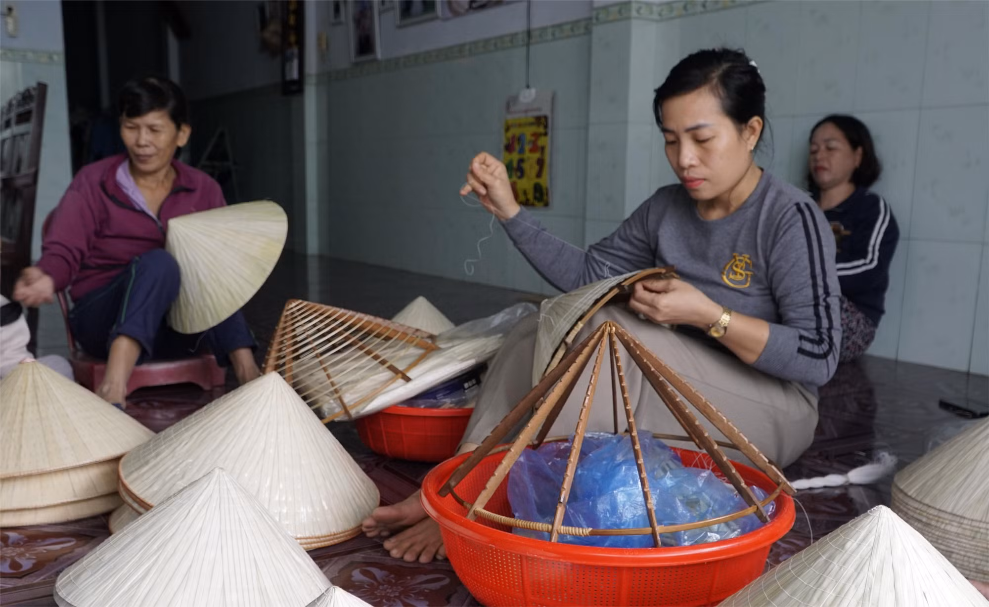 Làng nghề nón lá giúp nhiều hộ dân, đặc biệt là phụ nữ có việc làm tại chỗ.