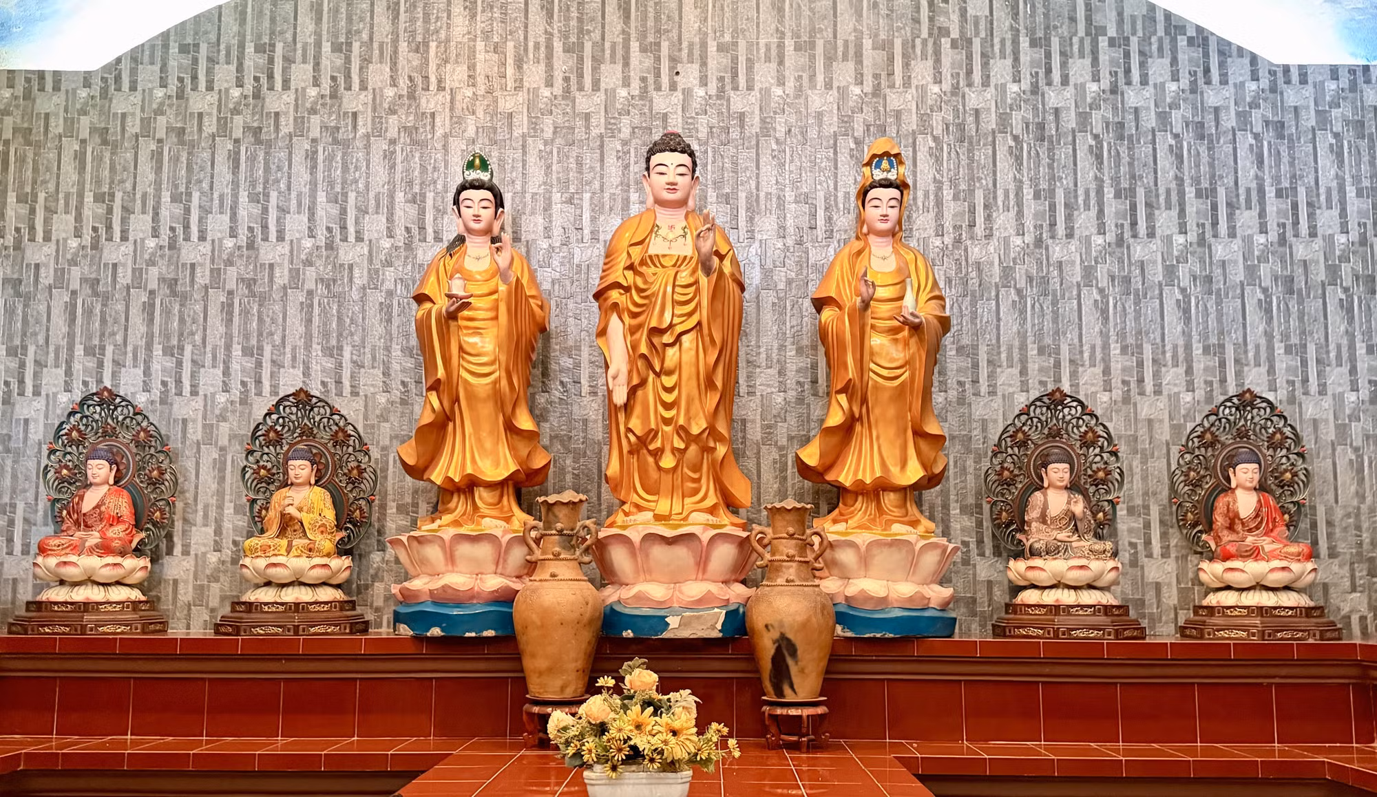 Tượng phật trên vách đá tại chùa Hang.