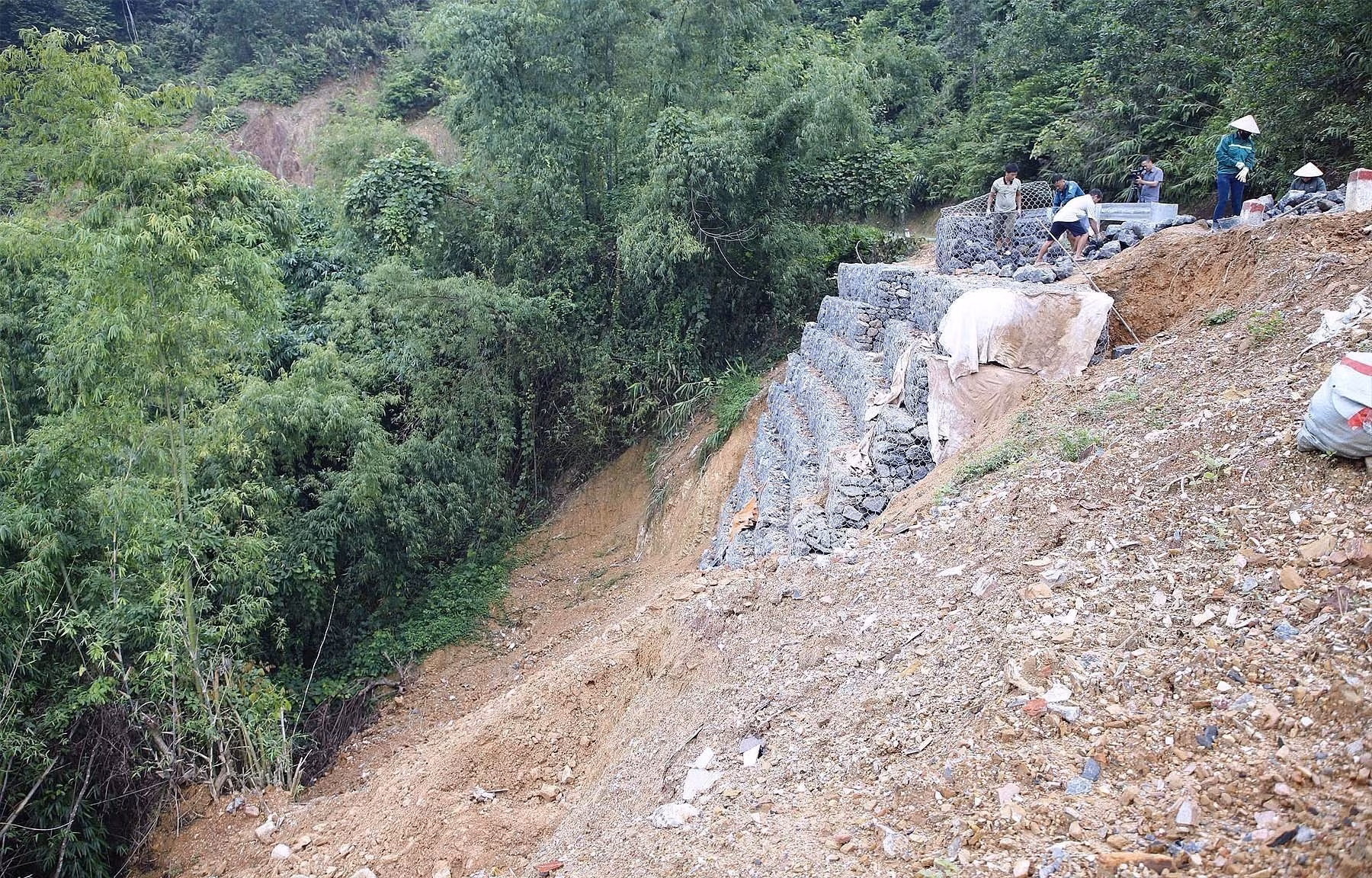 Tình trạng đất đá phía ta luy âm đường tỉnh 448 có nguy cơ tiếp tục sạt lở nếu có mưa lớn.