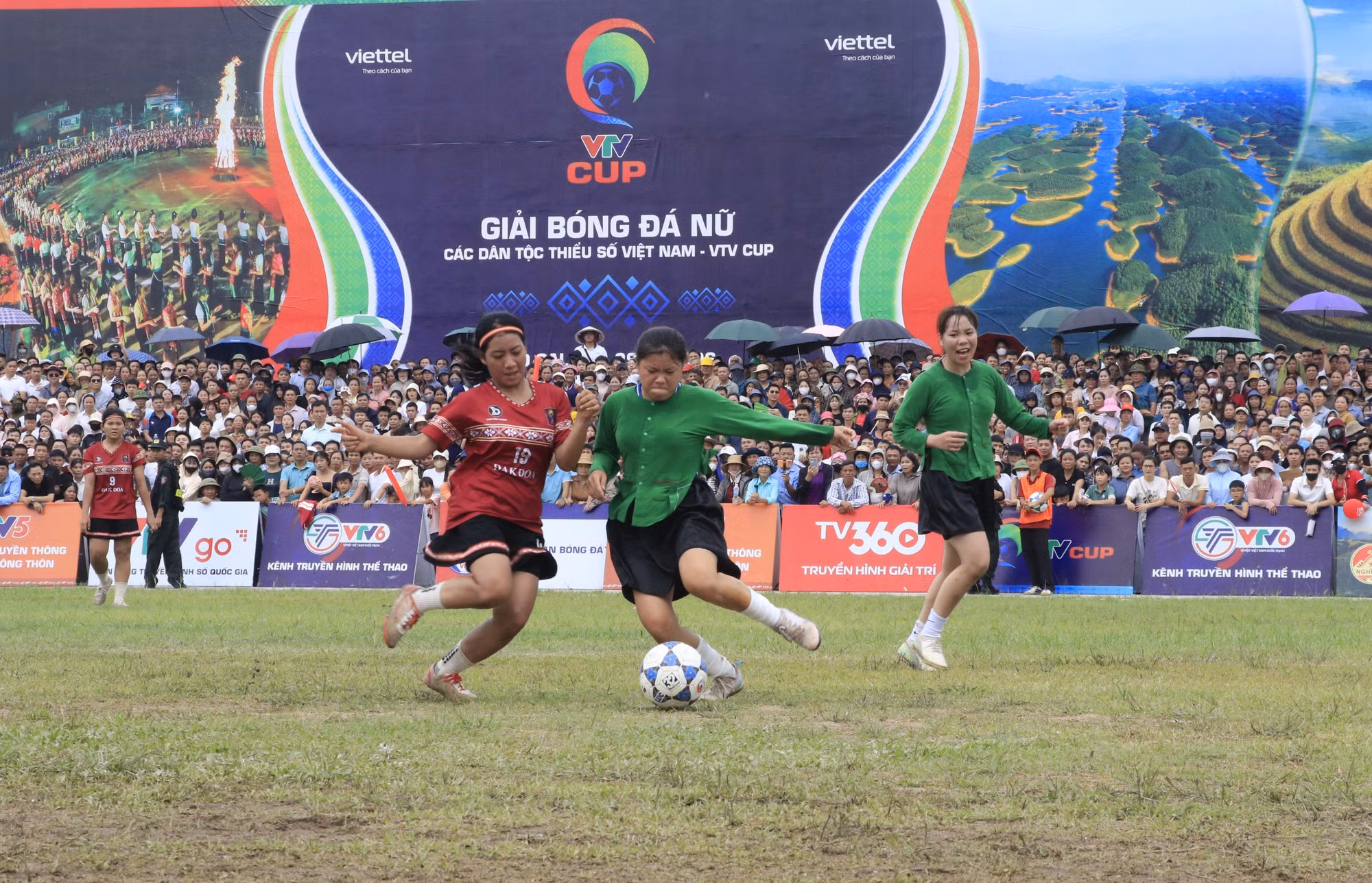 Các cầu thủ đội bóng Lục Yên nỗ lực giữ bàn thắng 2-1. Ảnh: Anh Thùy/TTXVN
