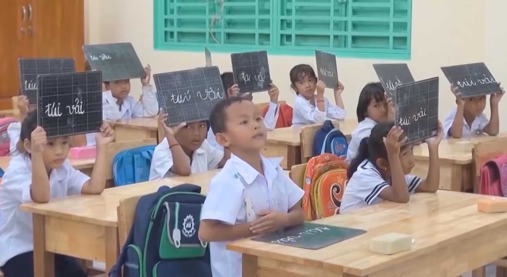 Trong giờ học của cô Nèang Lai My, học sinh luôn chăm chú lắng nghe và phản hồi ý kiến tích cực.