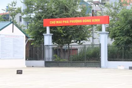 Chợ tiền tỷ ngóng... tiểu thương