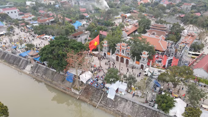 potal-thai-binh-rat-dong-nguoi-dan-du-khach-tham-du-khai-hoi-den-tien-la-7958748.jpg