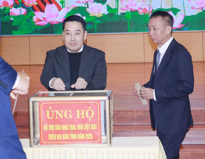 Chủ tịch UBND tỉnh Yên Bái Nguyễn Tuấn Anh ủng hộ xóa nhà tạm, nhà dột nát trên địa bàn tỉnh năm 2025. Ảnh: Đinh Thùy-TTXVN