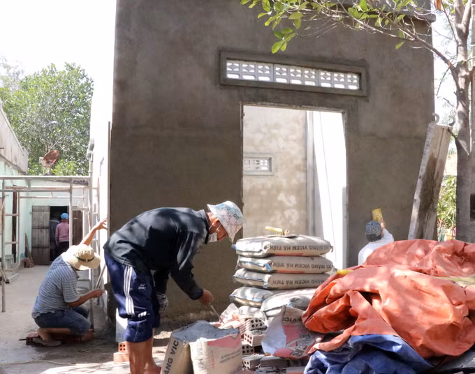 potal-ninh-thuan-no-luc-xoa-nha-tam-nha-dot-nat-cho-dong-bao-raglai-o-mien-nui-bac-ai-8021459.jpg