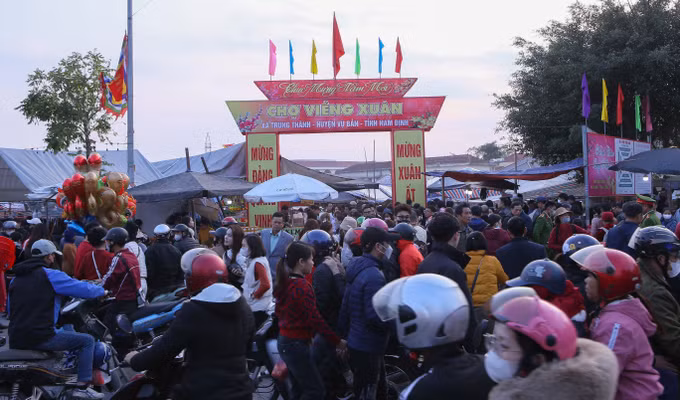 potal-nguoi-dan-no-nuc-di-cho-vieng-mua-may-ban-rui-7839830.jpg
