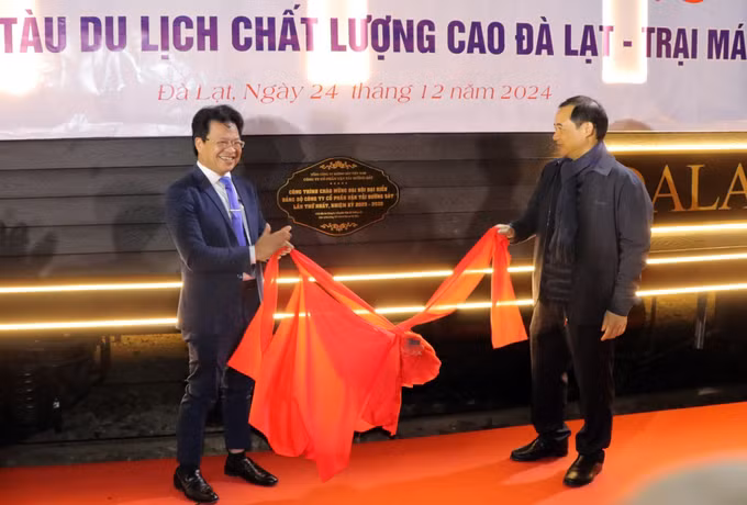 potal-khai-truong-doan-tau-du-lich-chat-luong-cao-la-reine-tuyen-da-lat-trai-mat-7773854.jpg