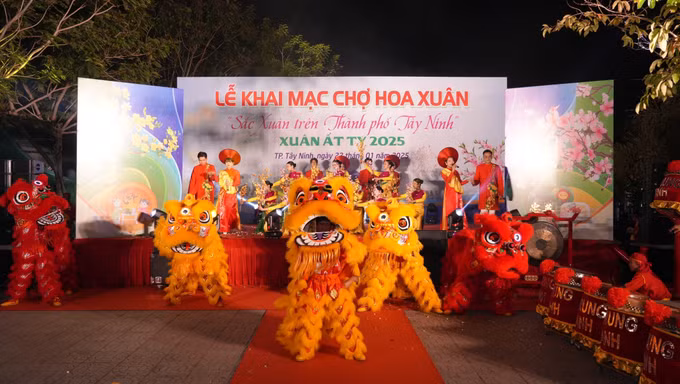 potal-tay-ninh-khai-mac-cho-hoa-xuan-at-ty-2025-7822431.jpg
