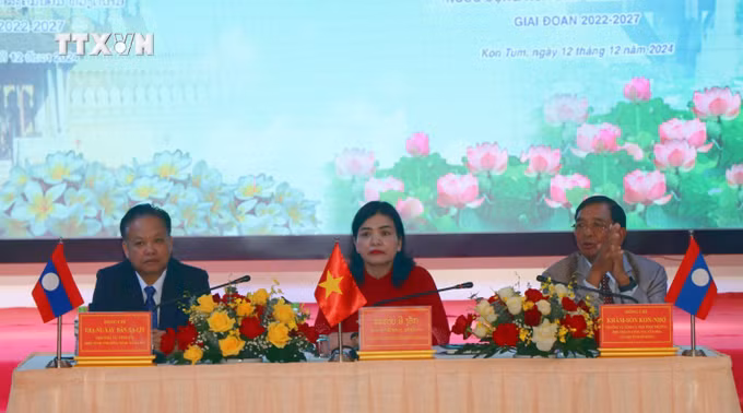 Lãnh đạo ba tỉnh đồng chủ trì hội nghị. Ảnh: Cao Nguyên - TTXVN
