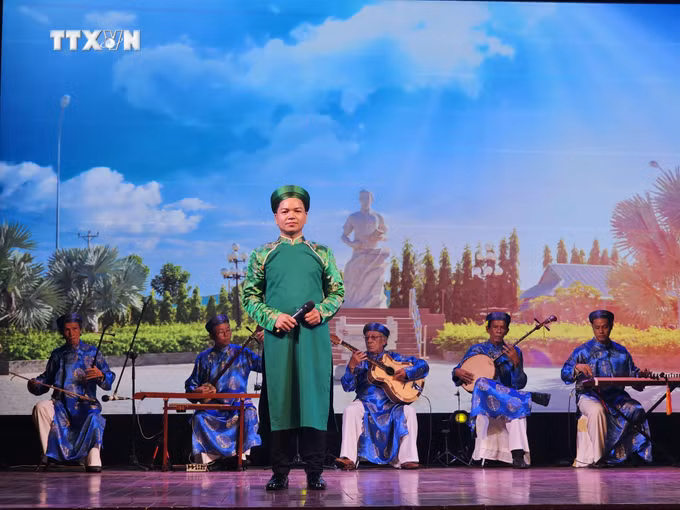 vna_potal_trao_giai_hoi_thi_don_ca_tai_tu_nam_bo_tinh_long_an_lan_thu_3_7343186.jpg
