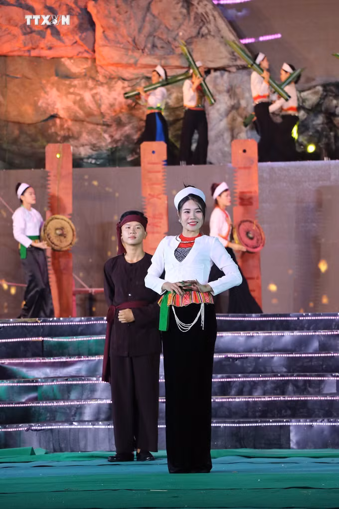 vna_potal_chuong_trinh_lien_hoan_trinh_dien_trang_phuc_cac_dan_toc_tinh_hoa_binh_7708646.jpg
