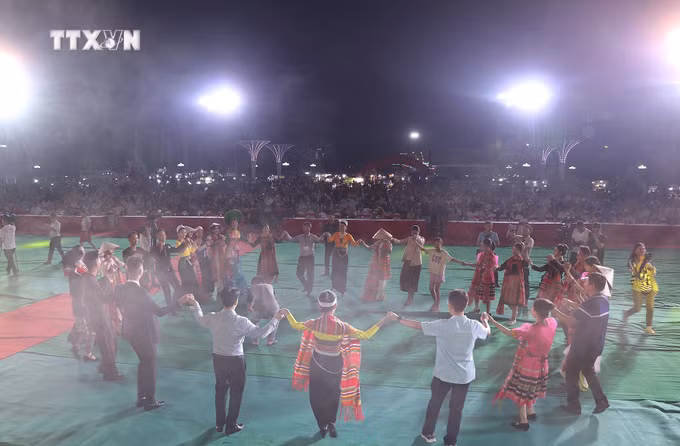 vna_potal_chuong_trinh_lien_hoan_trinh_dien_trang_phuc_cac_dan_toc_tinh_hoa_binh_7708641.jpg