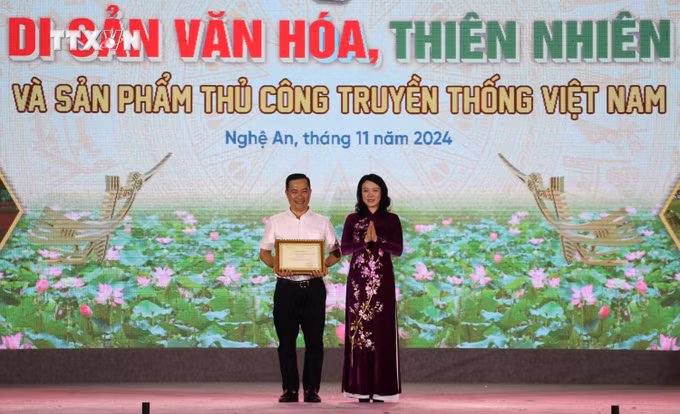 vna_potal_be_mac_trien_lam_“sac_mau_di_san_van_hoa_thien_nhien_va_san_pham_thu_cong_truyen_thong_viet_nam”_7723187.jpg