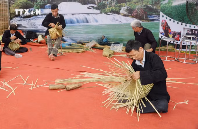 vna_potal_lang_son_khai_mac_ngay_hoi_hang_po_huyen_binh_gia_nam_2024_7367804.jpg
