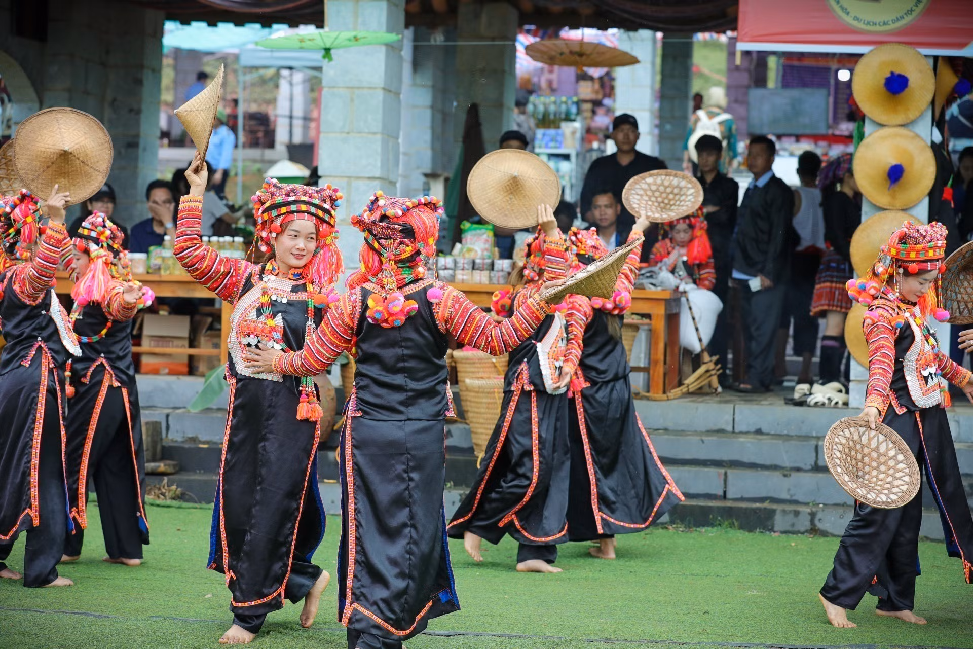 potal-tai-hien-le-gau-tao-cua-dan-toc-mong-va-cac-hoat-dong-tai-lang-van-hoa-du-lich-cac-dan-toc-viet-nam-8007871.jpg