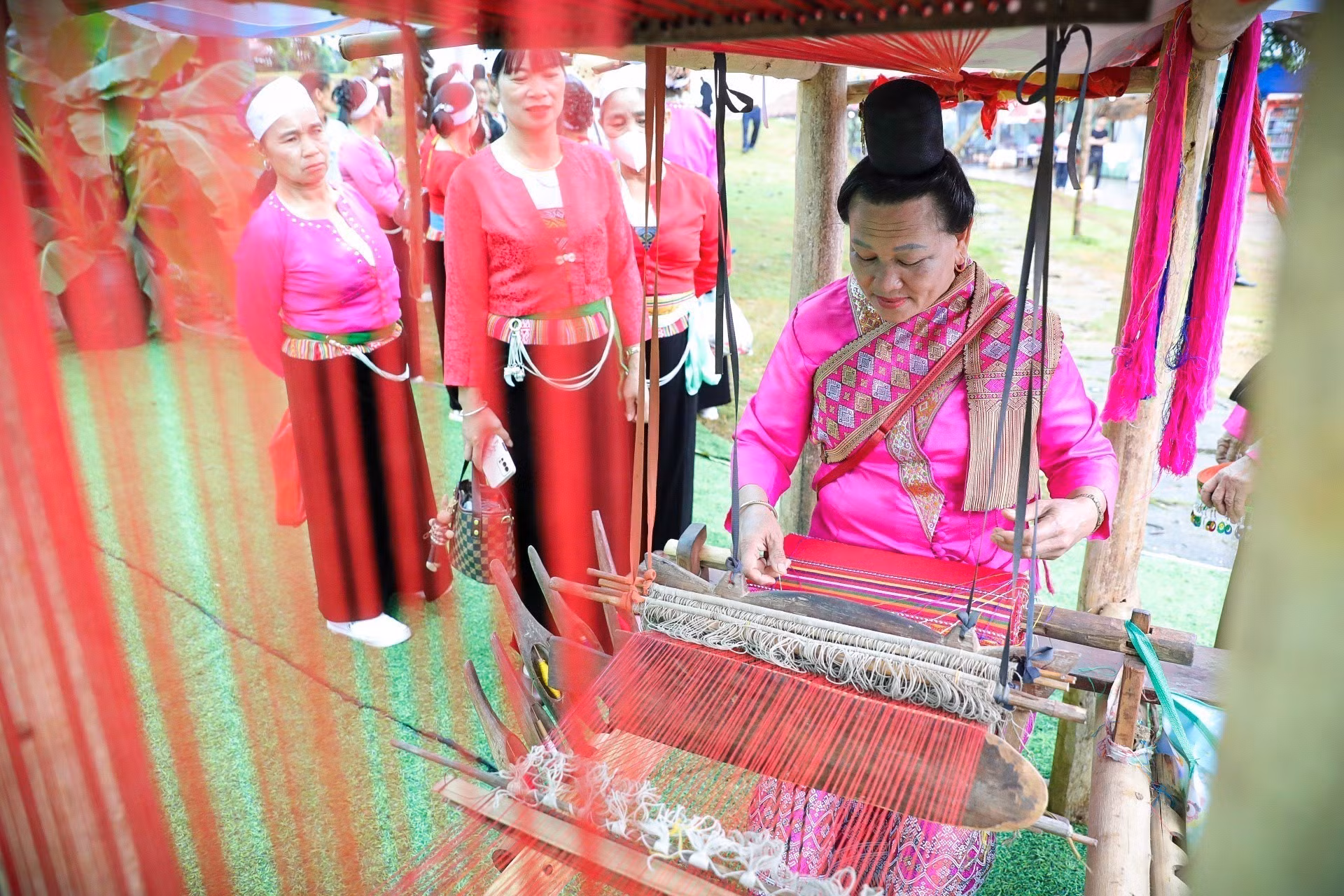 Dệt truyền thống của dân tộc Lào. Ảnh: Khánh Hoà - TTXVN