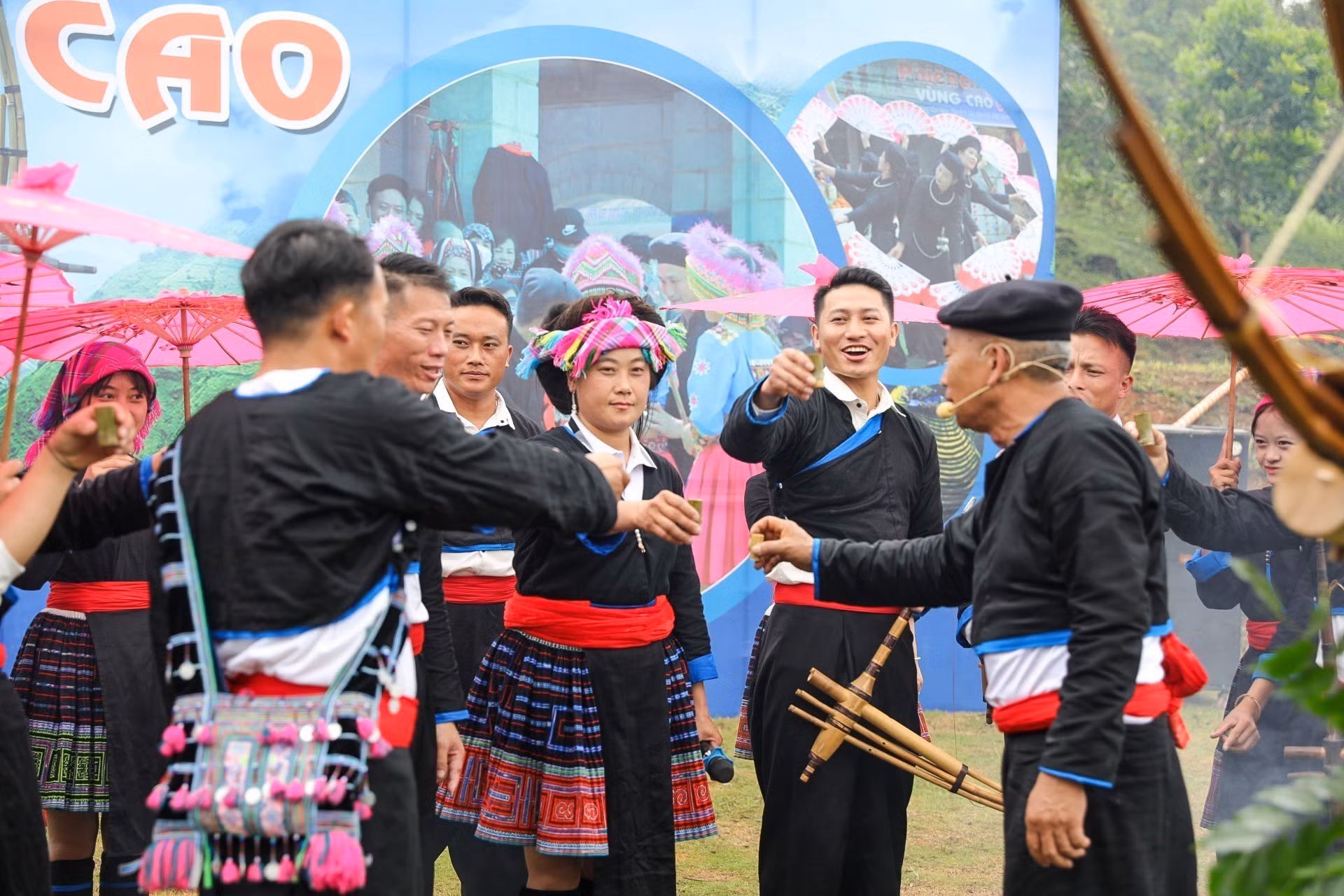 potal-le-gau-tao-va-cac-hoat-dong-van-hoa-dan-toc-mong-duoc-tai-hien-tai-lang-van-hoa-8007858.jpg