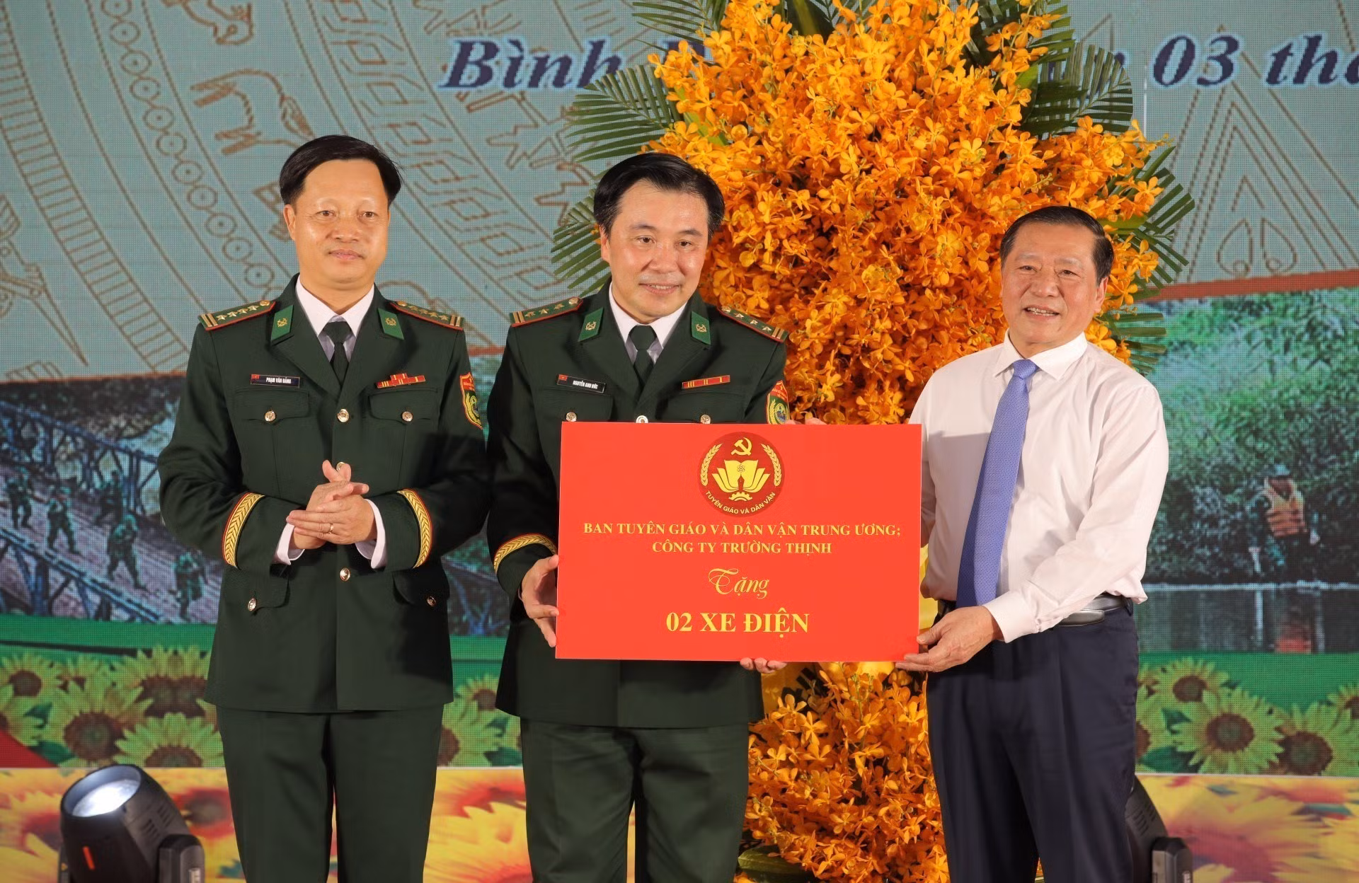 Phó Trưởng ban Thường trực Ban Tuyên giáo và Dân vận Trung ương Lại Xuân Môn tặng 2 xe điện cho cán bộ, chiến sĩ Bộ đội Biên phòng Bình Phước. Ảnh: Đậu Tất Thành/TTXVN