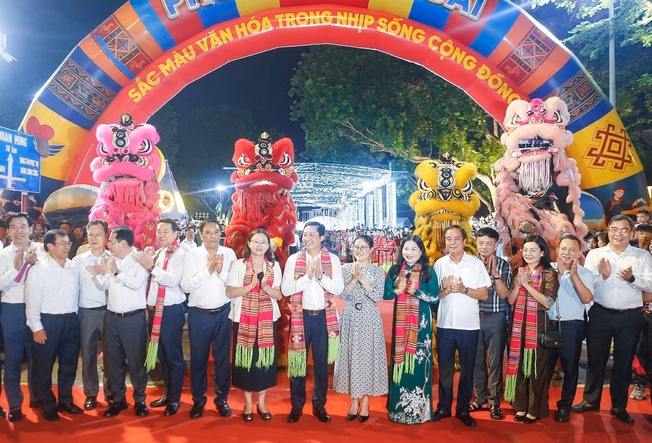 Lãnh đạo tỉnh Lào Cai khai trương phố đi bộ tại phường Yên Bái.