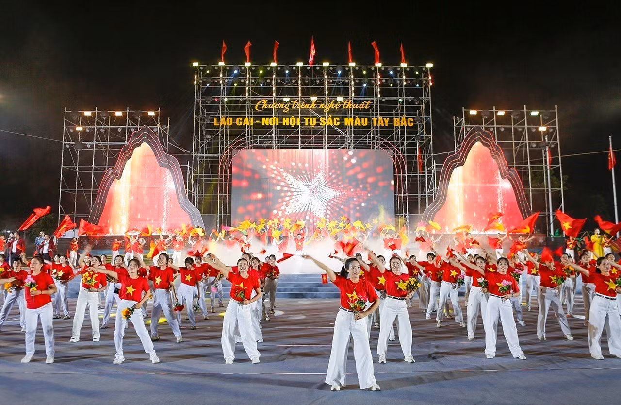 Chương trình nghệ thuật thu hút đông đảo du khách.