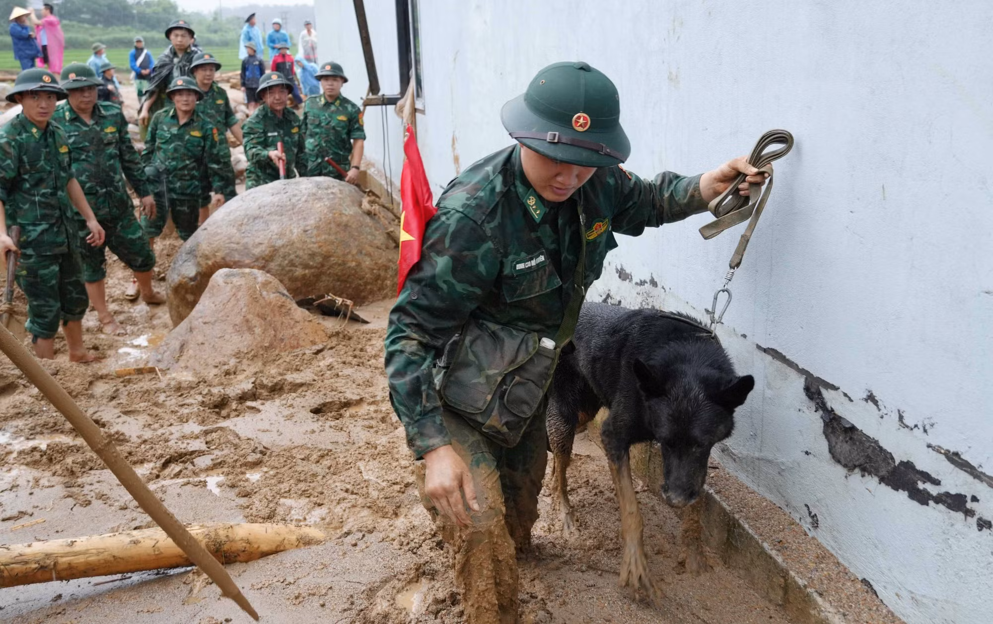 Bộ Chỉ huy quân sự tỉnh Lai Châu huy động chó nghiệp vụ đến hiện trường tìm kiếm nạn nhân.