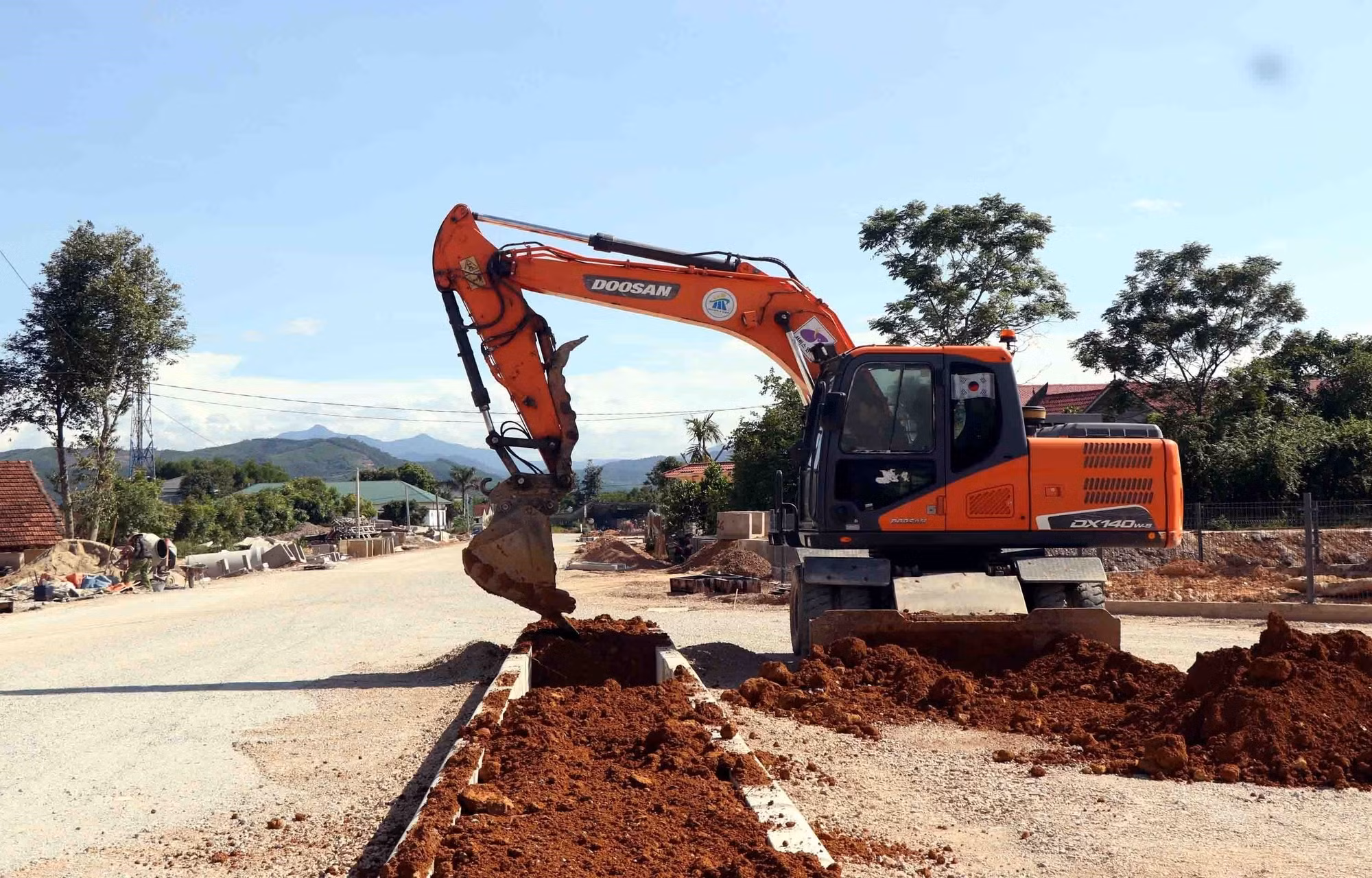 Thi công làm bồn hoa phía ngoài cổng trường.