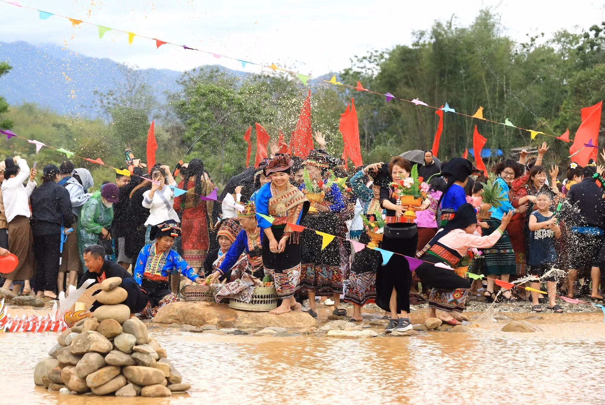 potal-tet-te-nuoc-cua-dan-toc-lao-tai-ban-na-sang-7969243.jpg
