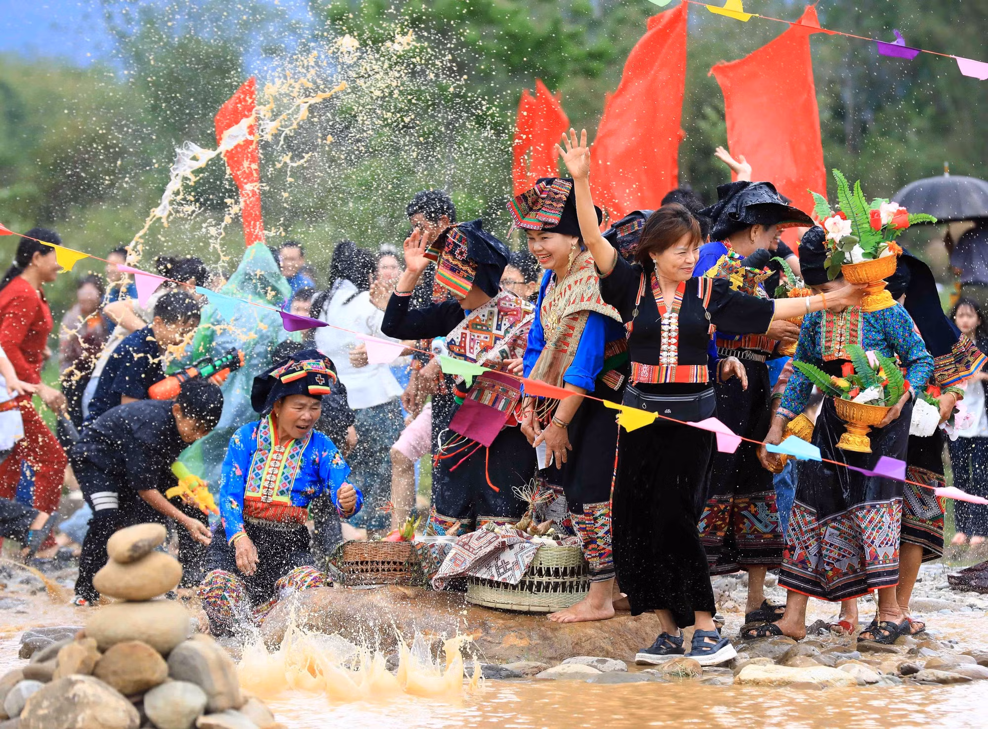 potal-tet-te-nuoc-cua-dan-toc-lao-tai-ban-na-sang-7969241.jpg