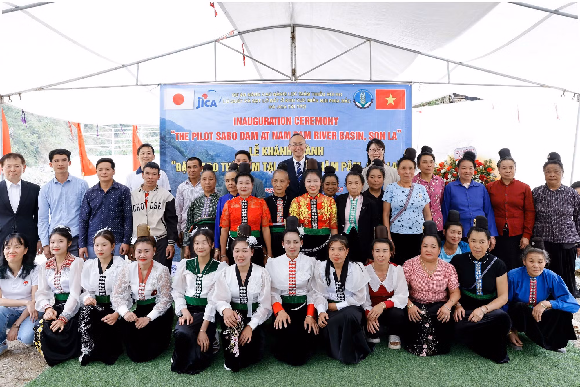 8cac-dai-bieu-chup-anh-cung-nguoi-dan-dia-phuong-tai-le-khanh-thanh-dap-sabo.jpg