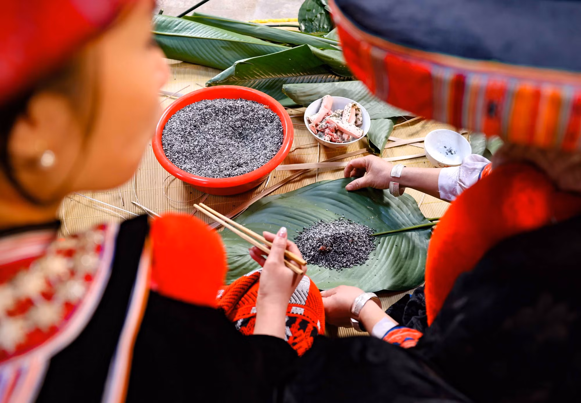 potal-len-cao-bang-cung-nguoi-dao-do-o-nguyen-binh-goi-banh-chung-tet-7805058.jpg