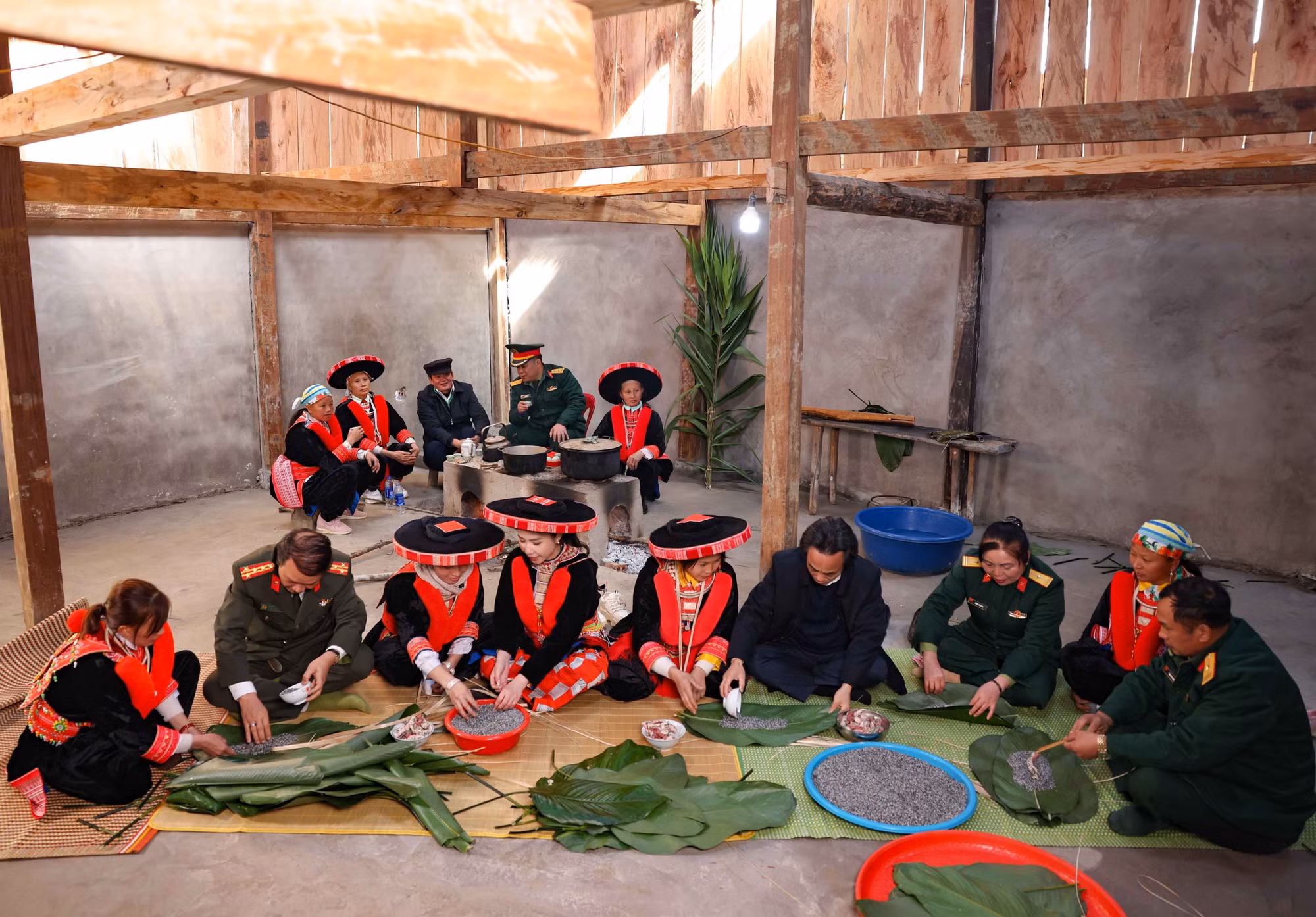potal-len-cao-bang-cung-nguoi-dao-do-o-nguyen-binh-goi-banh-chung-tet-7805047.jpg