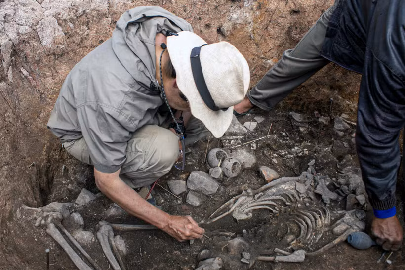 Nhà khảo cổ khai quật ngôi mộ 3000 năm tuổi tại Pacopampa ở Cajamarca, Đông Bắc Peru. Ảnh: AFP/TTXVN