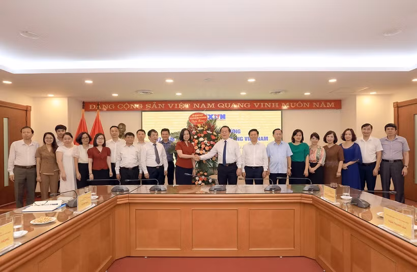 Bí thư Trung ương Đảng, Trưởng Ban Tuyên giáo Trung ương Nguyễn Trọng Nghĩa chúc mừng TTXVN nhân dịp kỷ niệm 97 năm Ngày Báo chí cách mạng Việt Nam. Ảnh: Tuấn Anh - TTXVN