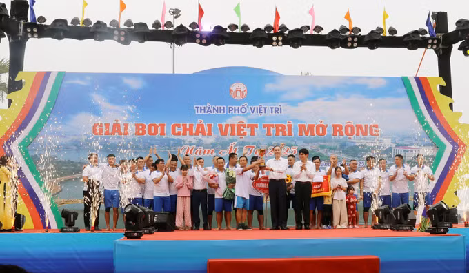 potal-phu-tho-cuoc-dua-boi-chai-tren-ho-cong-vien-van-lang-nam-2025-7956440.jpg