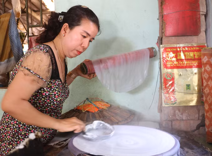 Chị Trần Thị Thanh Tuyền (xã Lục Sỹ Thành, tỉnh Vĩnh Long) là thế hệ thứ ba trong gia đình giữ nghề làm bánh tráng truyền thống. Ảnh: Lê Thúy Hằng/TTXVN